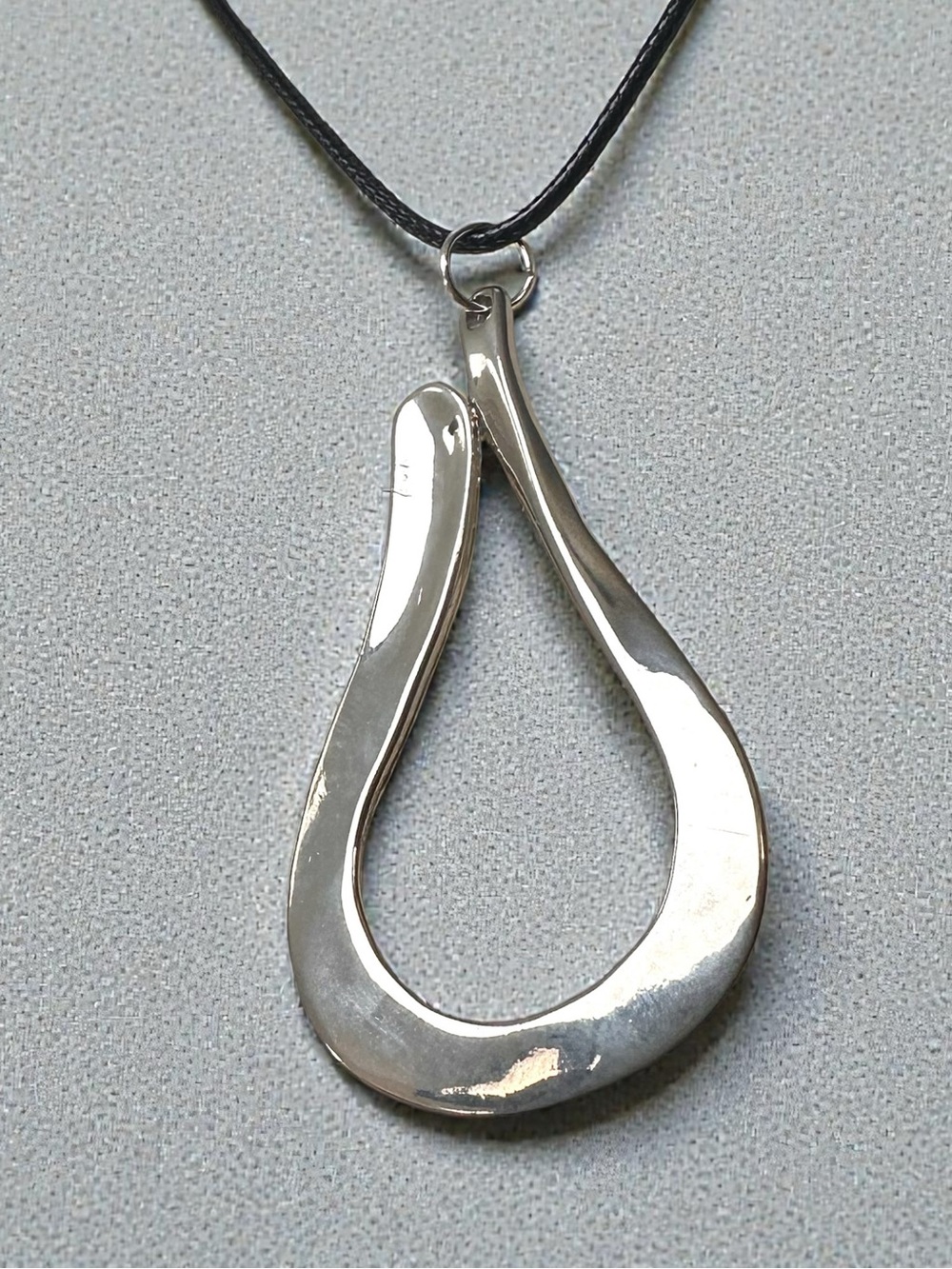 🤍Silver Tone Large Loop Pendant Necklace